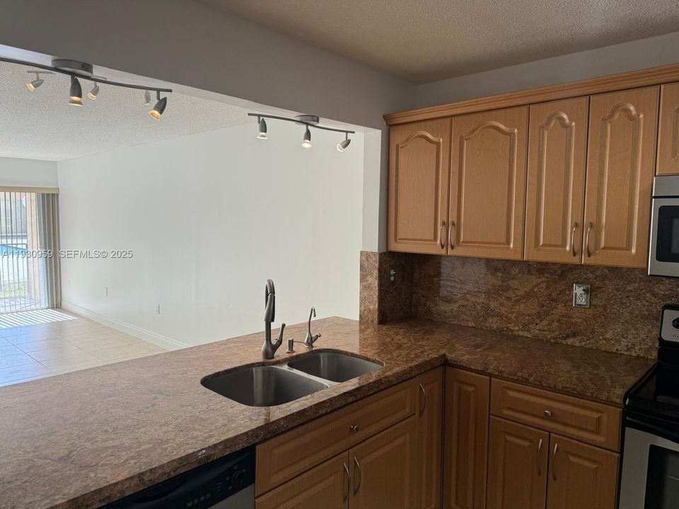 На продажу: $254,000 (2 спален, 2 ванн, 1033 Квадратных фут)