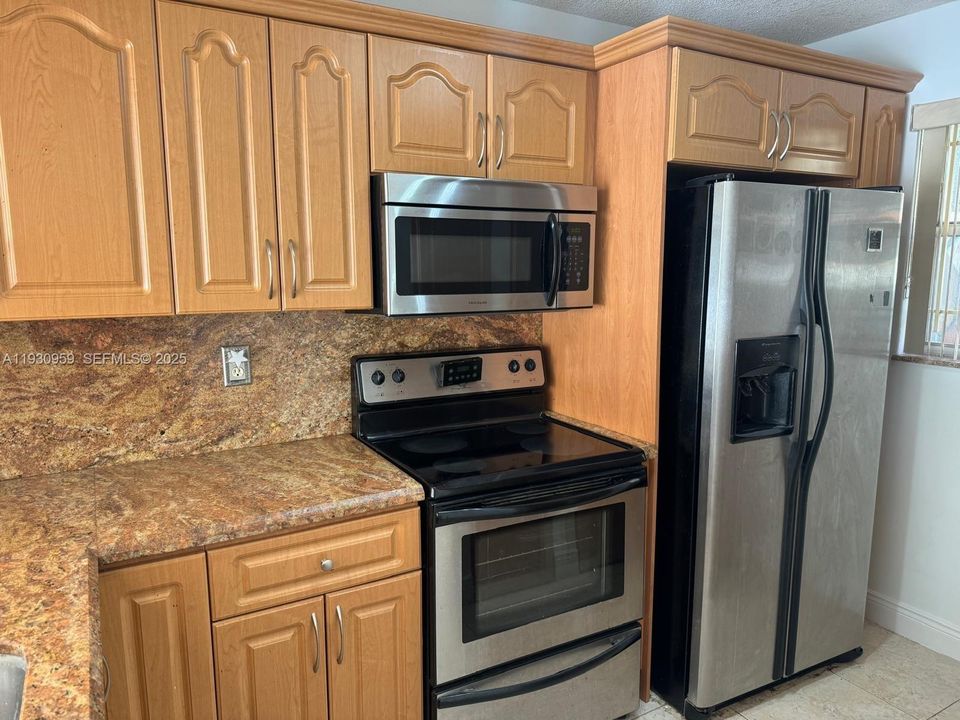 На продажу: $254,000 (2 спален, 2 ванн, 1033 Квадратных фут)