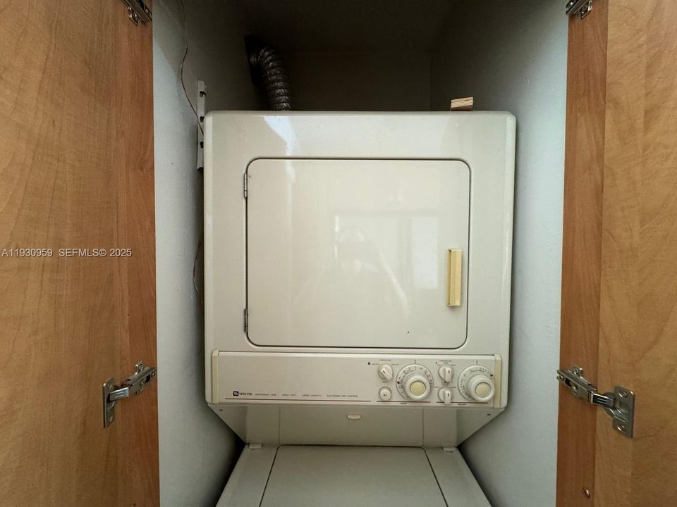 На продажу: $254,000 (2 спален, 2 ванн, 1033 Квадратных фут)