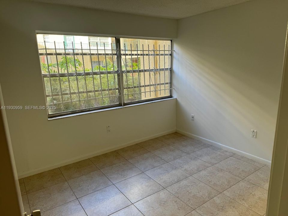 На продажу: $254,000 (2 спален, 2 ванн, 1033 Квадратных фут)