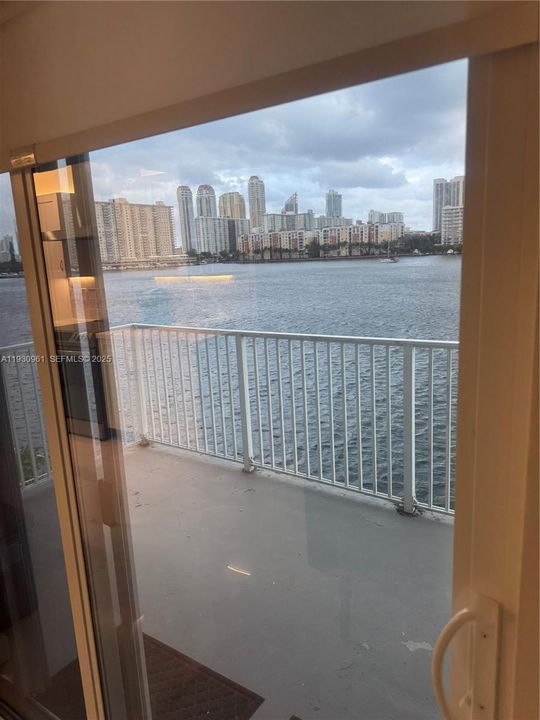 В аренду: $2,800 (2 спален, 1 ванн, 967 Квадратных фут)