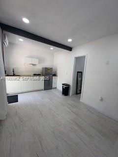 For Rent: $1,300 (0 beds, 1 baths, 1247 Square Feet)