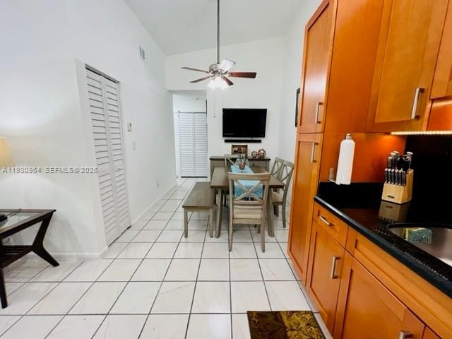 出租: $2,400 (2 贝兹, 2 浴室, 760 平方英尺)