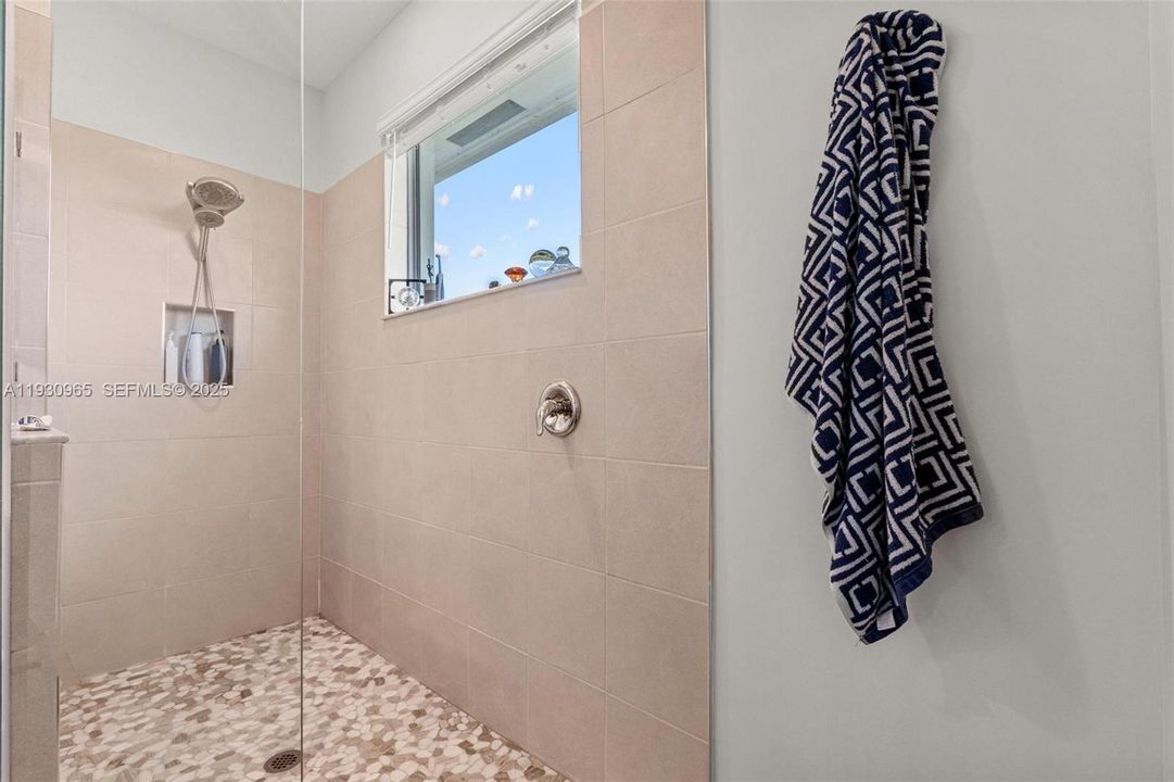 For Sale: $774,000 (6 beds, 4 baths, 3361 Square Feet)