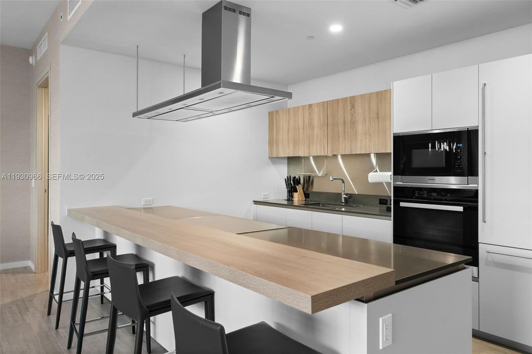 На продажу: $4,000,000 (4 спален, 4 ванн, 2418 Квадратных фут)