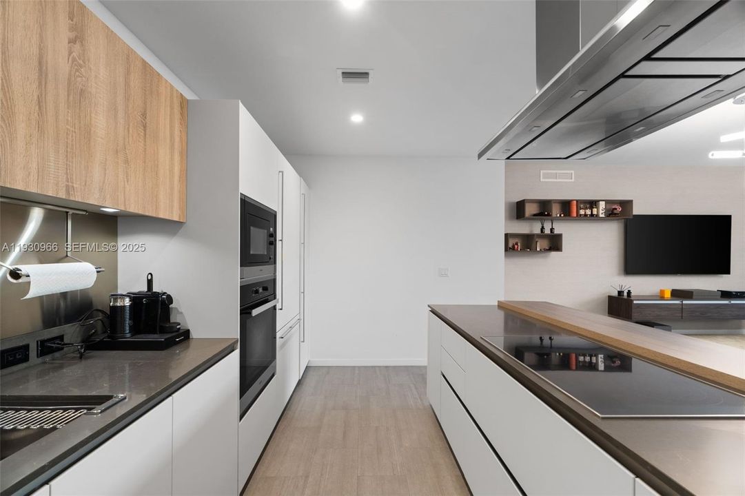 На продажу: $4,000,000 (4 спален, 4 ванн, 2418 Квадратных фут)