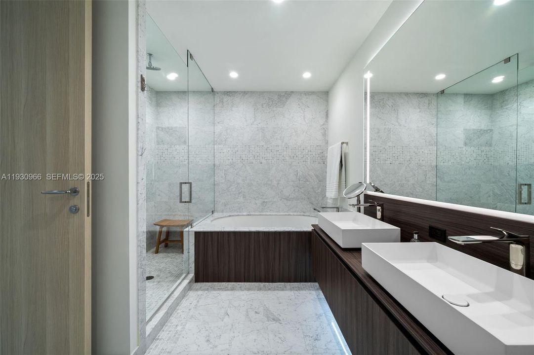 На продажу: $4,000,000 (4 спален, 4 ванн, 2418 Квадратных фут)