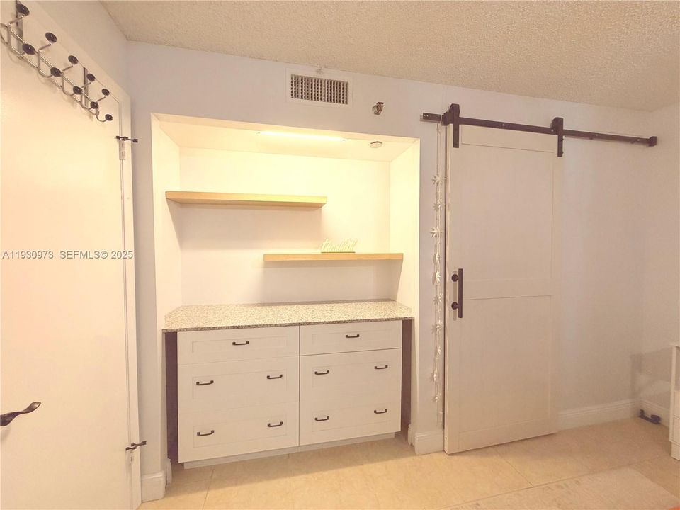 待售: $139,999 (1 贝兹, 1 浴室, 780 平方英尺)