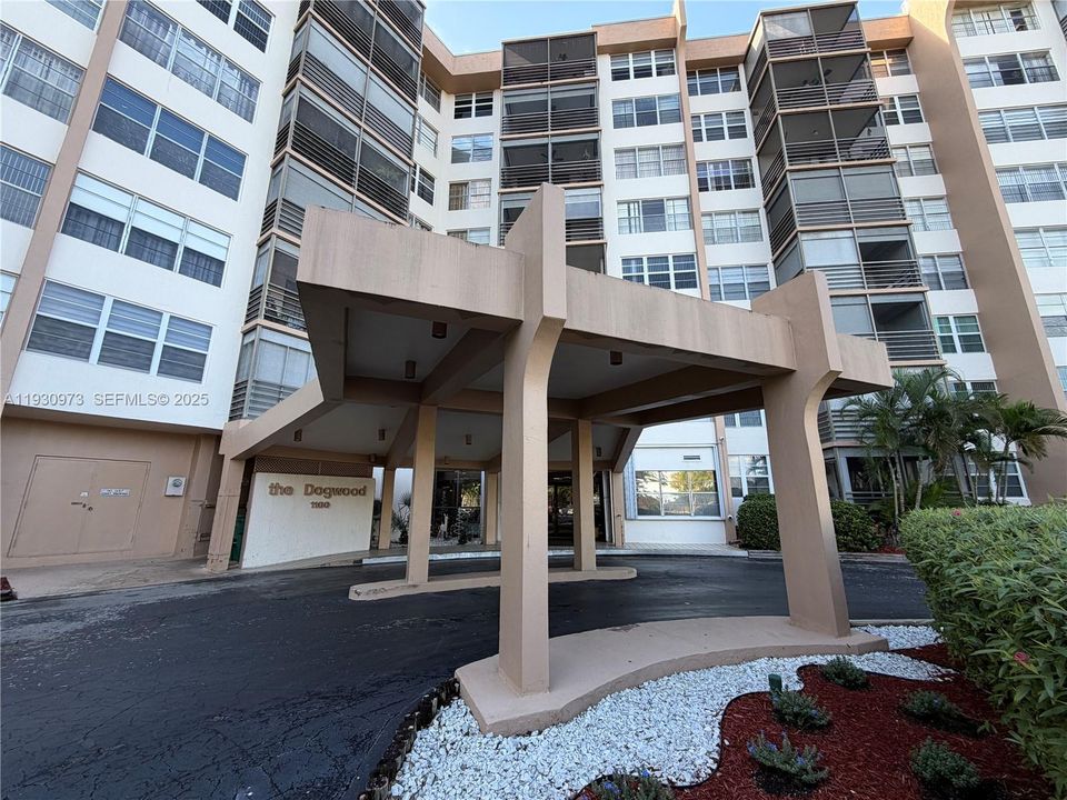 待售: $139,999 (1 贝兹, 1 浴室, 780 平方英尺)