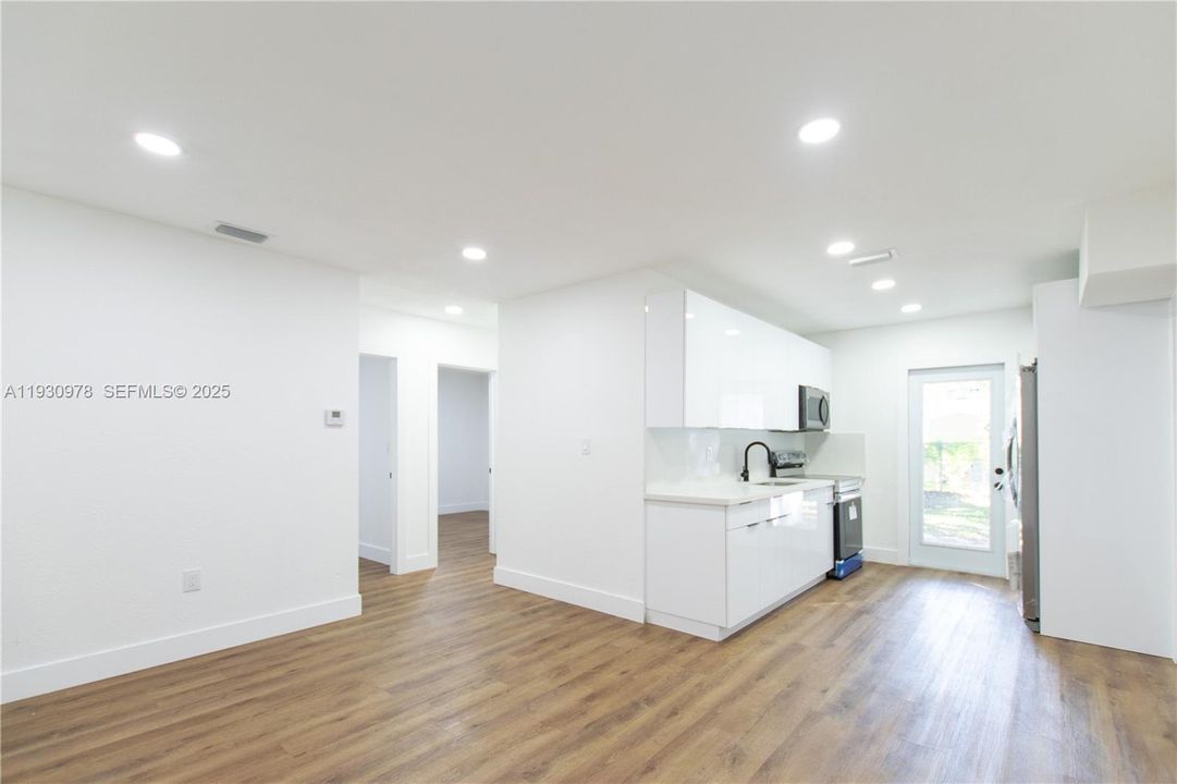 出租: $2,695 (3 贝兹, 2 浴室, 820 平方英尺)