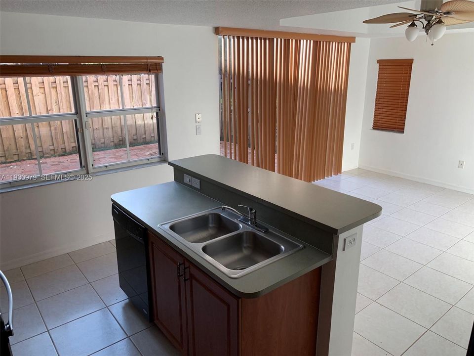 В аренду: $3,300 (3 спален, 2 ванн, 1704 Квадратных фут)