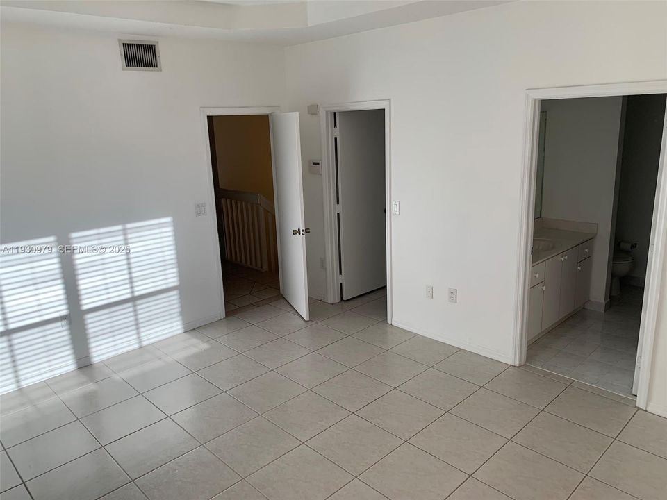 В аренду: $3,300 (3 спален, 2 ванн, 1704 Квадратных фут)