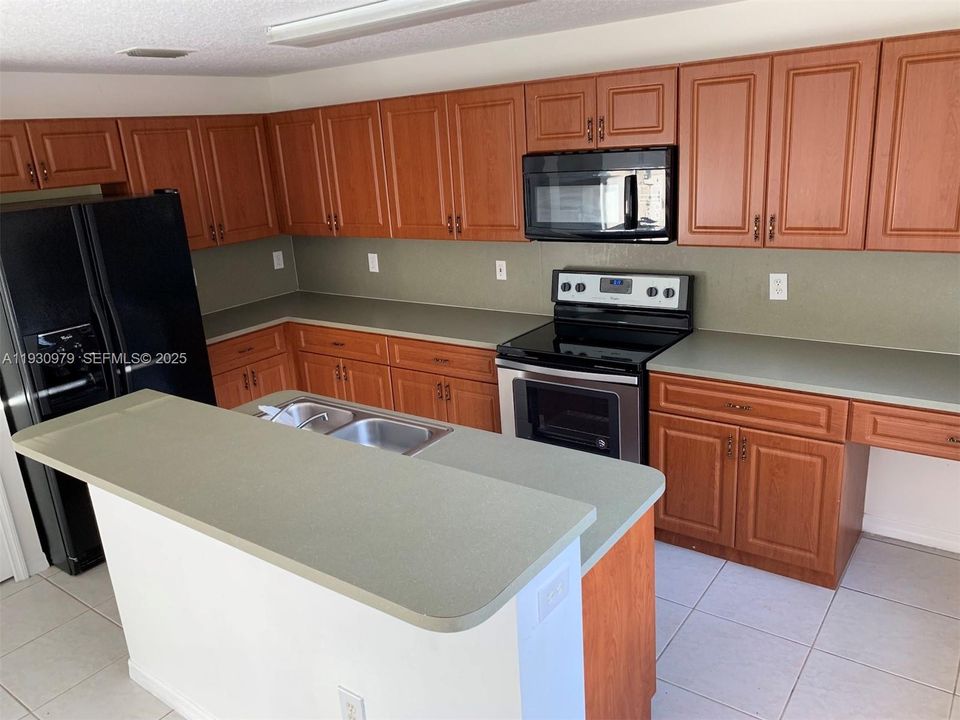 В аренду: $3,300 (3 спален, 2 ванн, 1704 Квадратных фут)