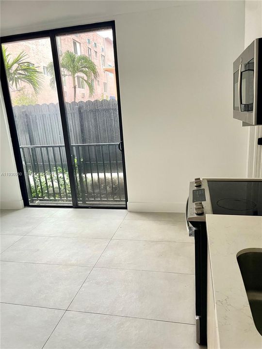 В аренду: $2,550 (2 спален, 1 ванн, 750 Квадратных фут)