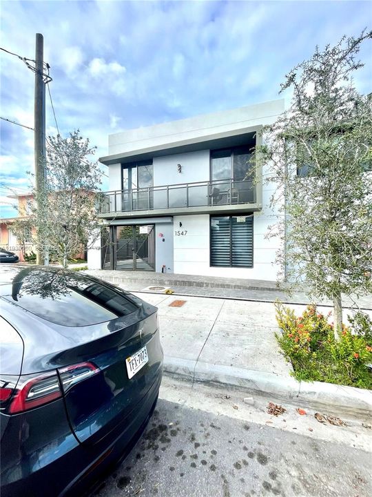 В аренду: $2,550 (2 спален, 1 ванн, 750 Квадратных фут)