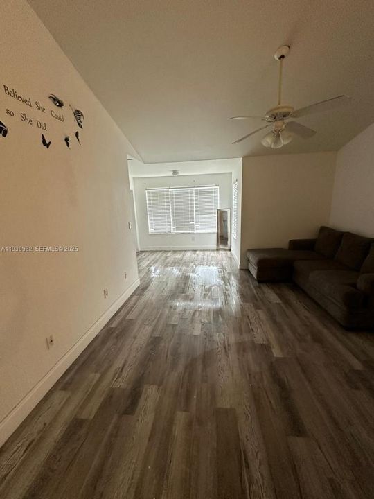 出租: $1,900 (2 贝兹, 2 浴室, 1036 平方英尺)