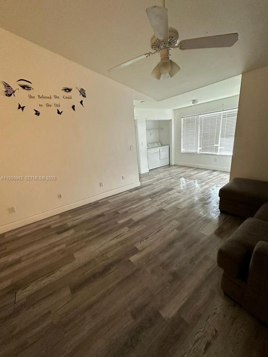 出租: $1,900 (2 贝兹, 2 浴室, 1036 平方英尺)