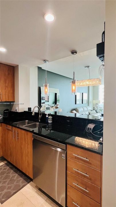 For Rent: $2,950 (1 beds, 1 baths, 900 Square Feet)