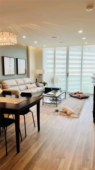 For Rent: $2,950 (1 beds, 1 baths, 900 Square Feet)