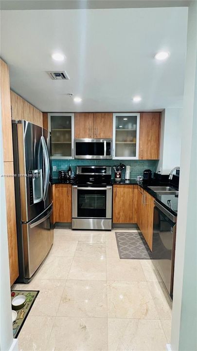 For Rent: $2,950 (1 beds, 1 baths, 900 Square Feet)