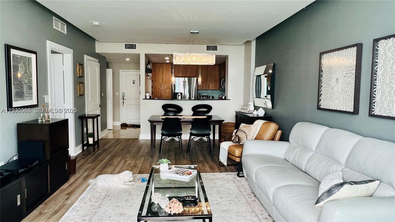 For Rent: $2,950 (1 beds, 1 baths, 900 Square Feet)