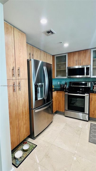 For Rent: $2,950 (1 beds, 1 baths, 900 Square Feet)