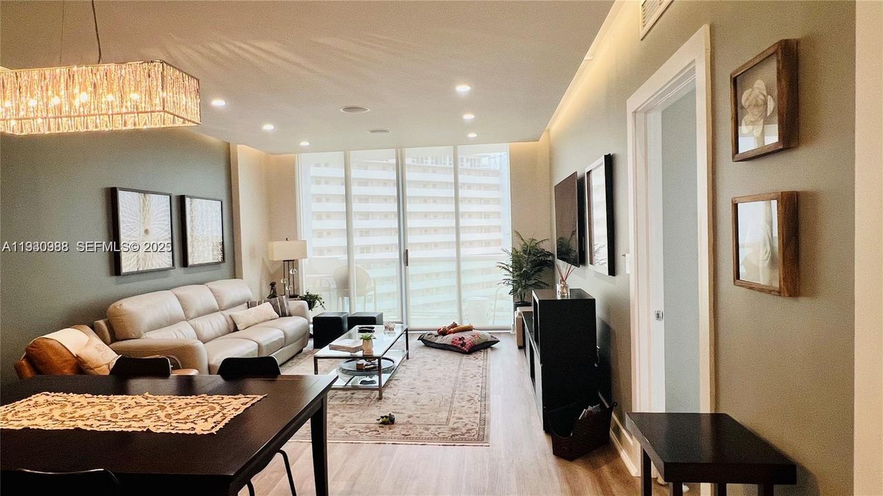 For Rent: $2,950 (1 beds, 1 baths, 900 Square Feet)