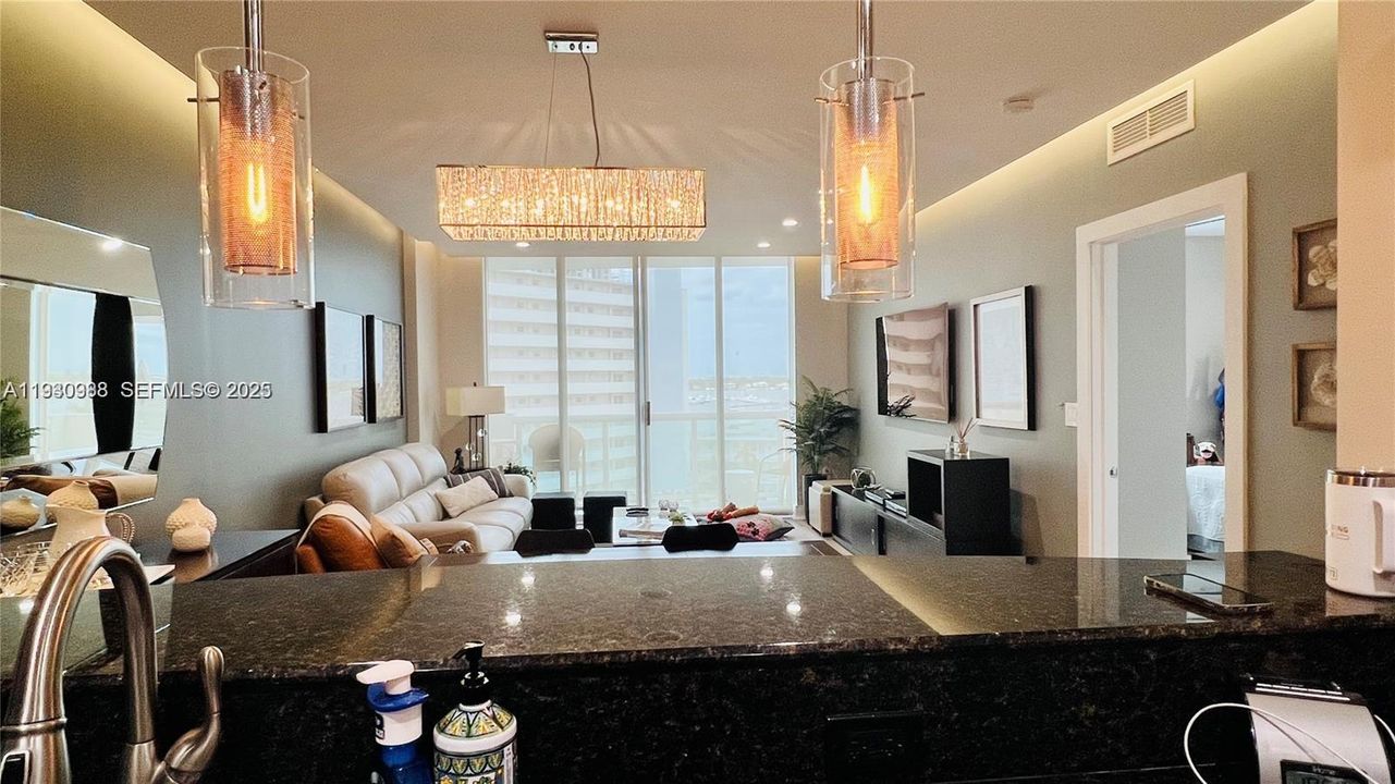 For Rent: $2,950 (1 beds, 1 baths, 900 Square Feet)