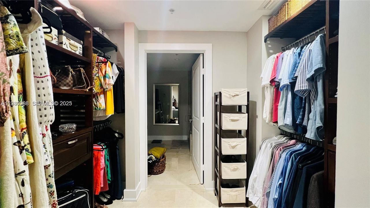 For Rent: $2,950 (1 beds, 1 baths, 900 Square Feet)