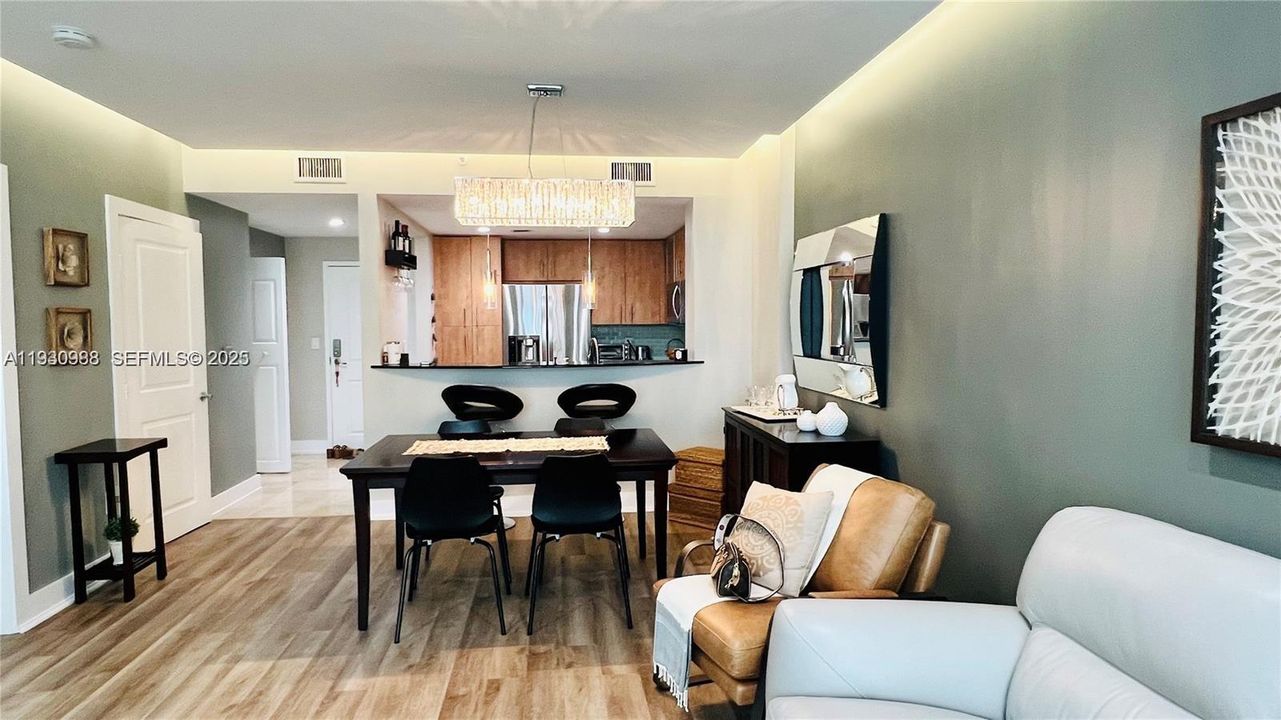 For Rent: $2,950 (1 beds, 1 baths, 900 Square Feet)