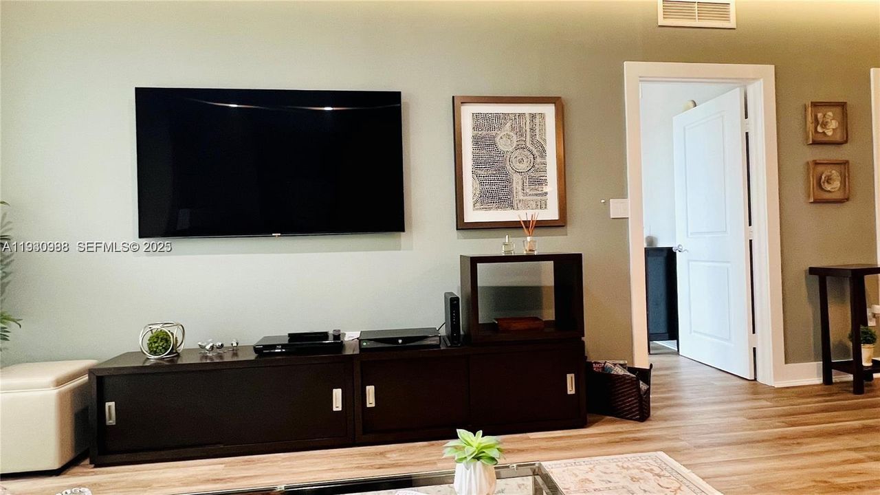 For Rent: $2,950 (1 beds, 1 baths, 900 Square Feet)