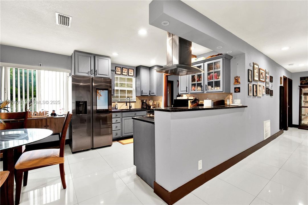 For Sale: $400,000 (3 beds, 2 baths, 1144 Square Feet)