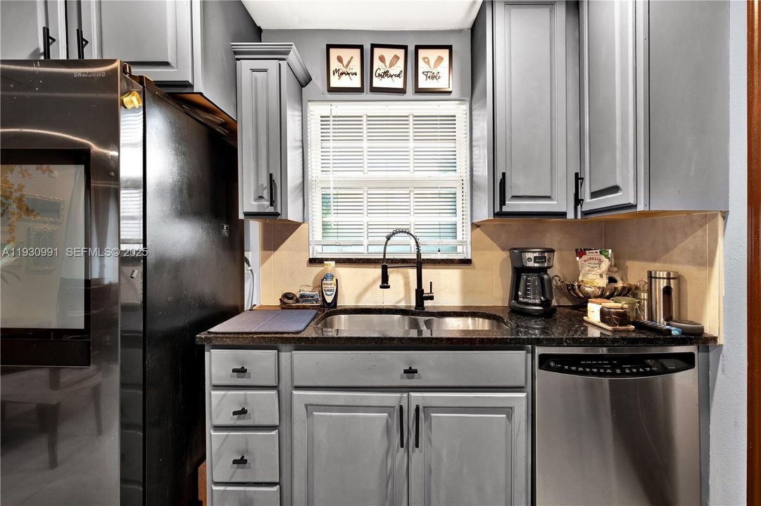 For Sale: $400,000 (3 beds, 2 baths, 1144 Square Feet)