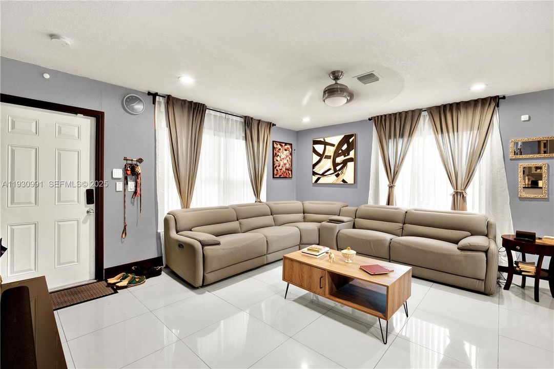 For Sale: $400,000 (3 beds, 2 baths, 1144 Square Feet)