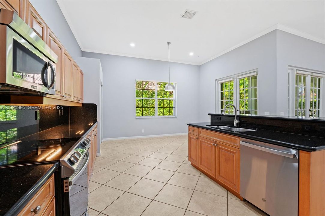 出租: $6,600 (4 贝兹, 2 浴室, 2674 平方英尺)