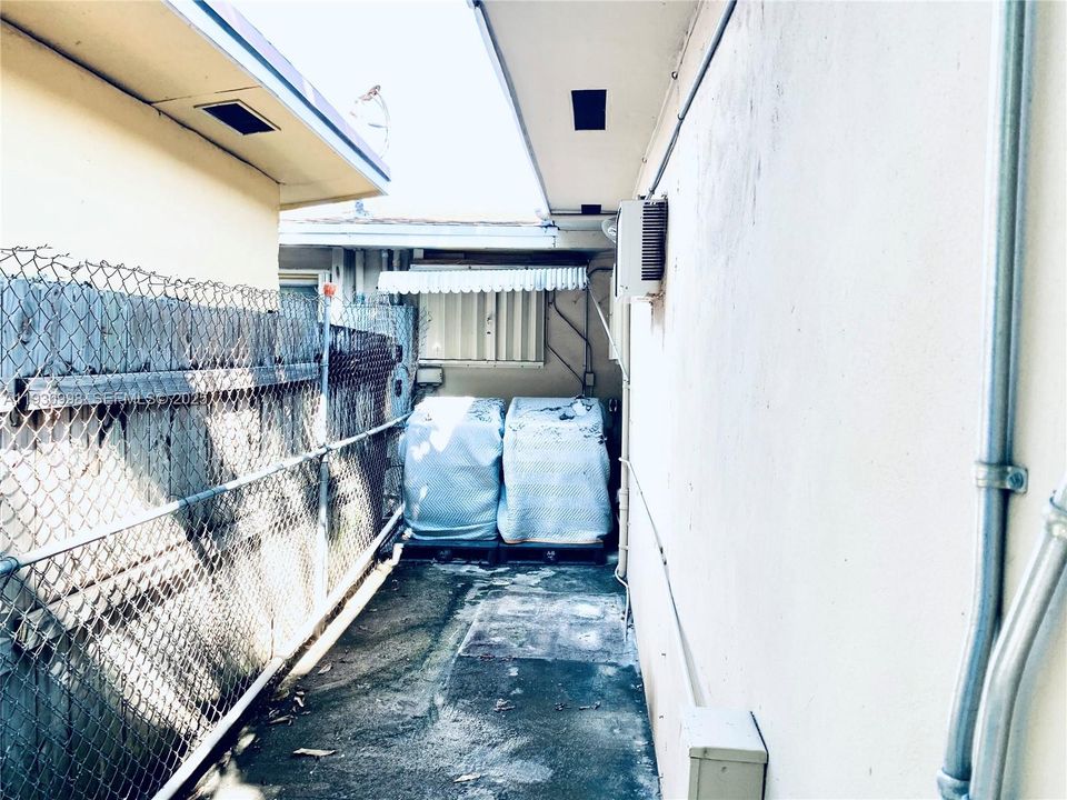 For Rent: $2,399 (2 beds, 1 baths, 2227 Square Feet)