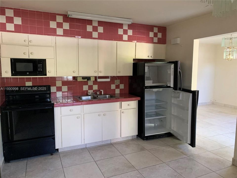 For Rent: $2,399 (2 beds, 1 baths, 2227 Square Feet)