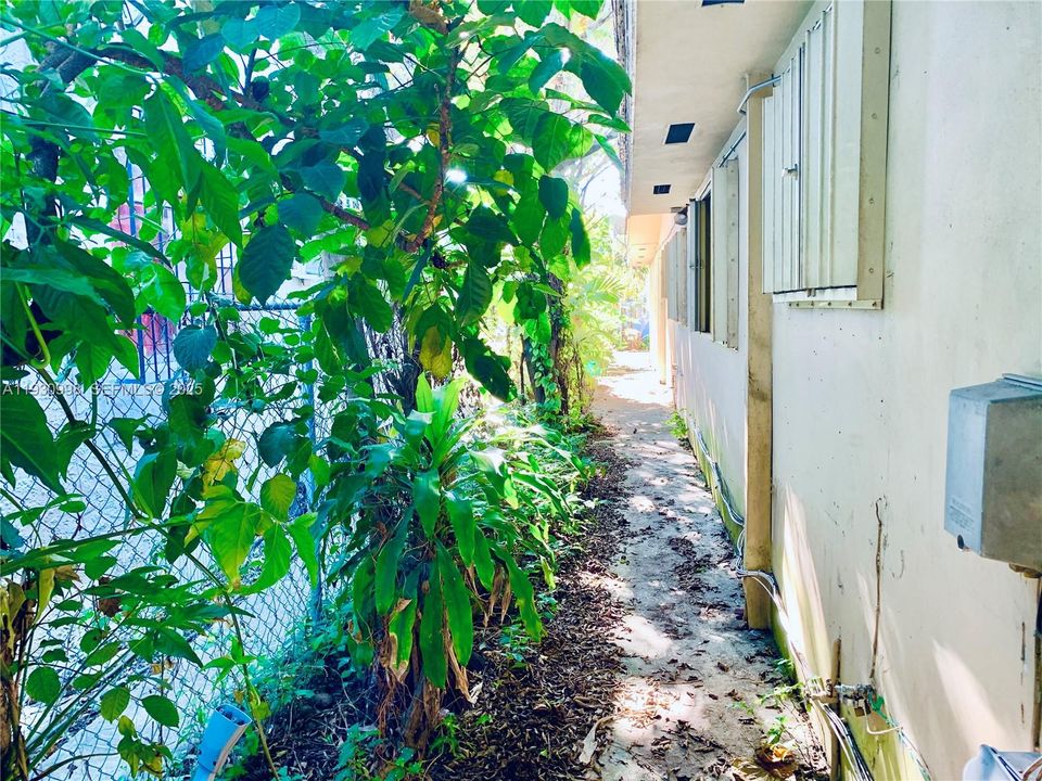 For Rent: $2,399 (2 beds, 1 baths, 2227 Square Feet)