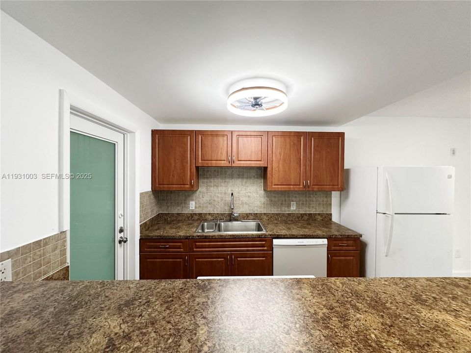 For Rent: $2,500 (1 beds, 1 baths, 600 Square Feet)