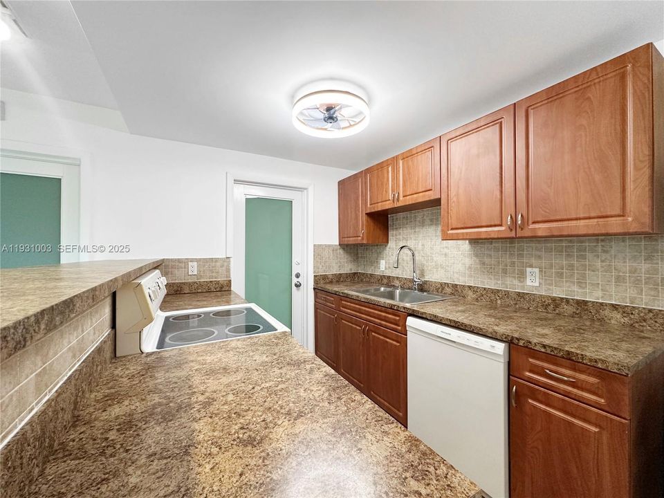 For Rent: $2,500 (1 beds, 1 baths, 600 Square Feet)