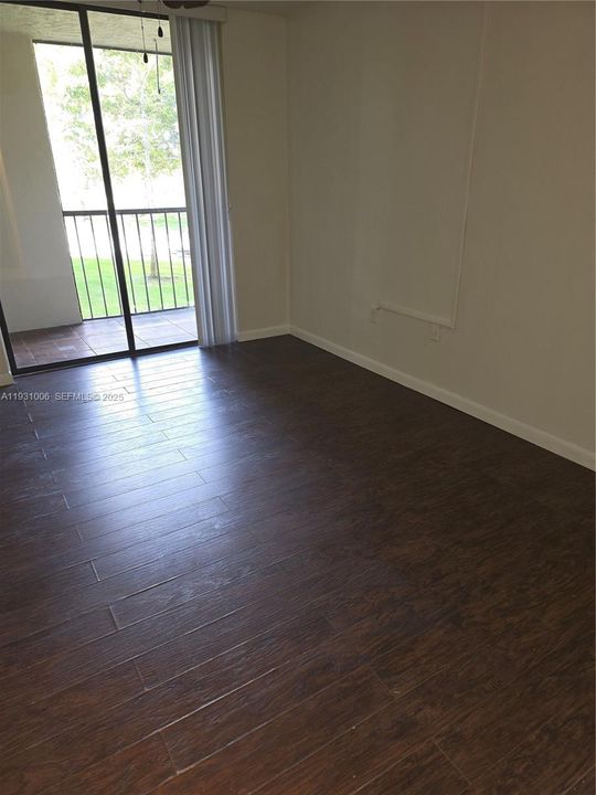 MASTER BEDROOM WITH SLDING DOORS TO SCREENED BALCONY