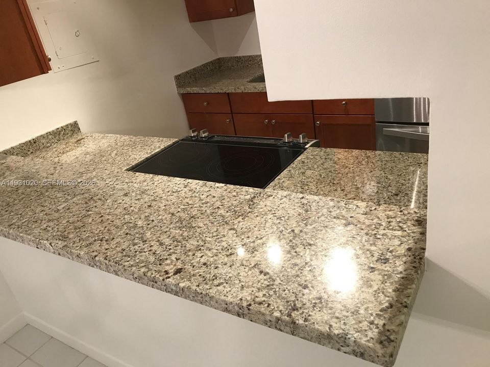 For Sale: $265,000 (2 beds, 1 baths, 775 Square Feet)