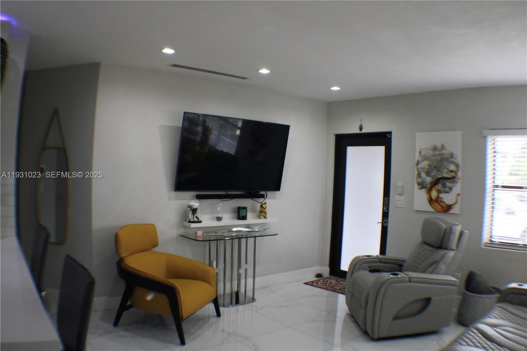 En Venta: $620,000 (3 camas, 2 baños, 1343 Pies cuadrados)