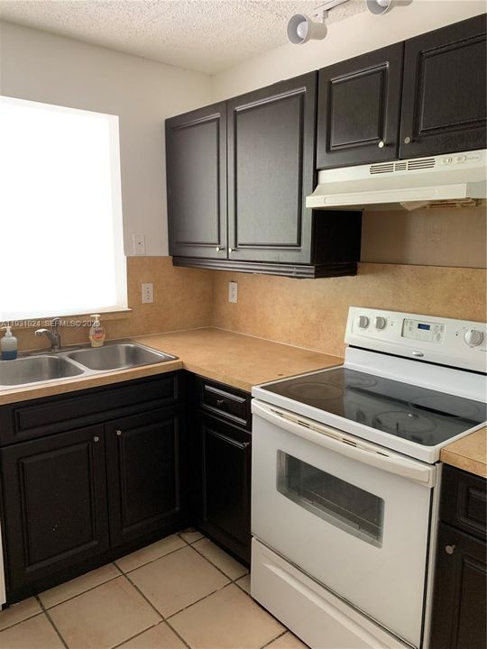 For Rent: $3,450 (3 beds, 2 baths, 1712 Square Feet)