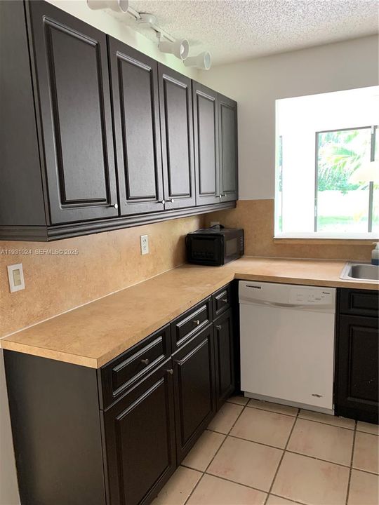 For Rent: $3,450 (3 beds, 2 baths, 1712 Square Feet)
