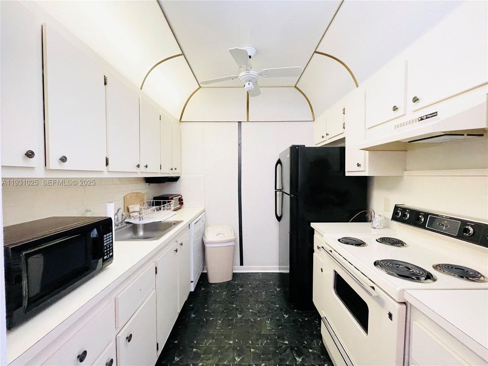 For Sale: $139,000 (1 beds, 1 baths, 811 Square Feet)