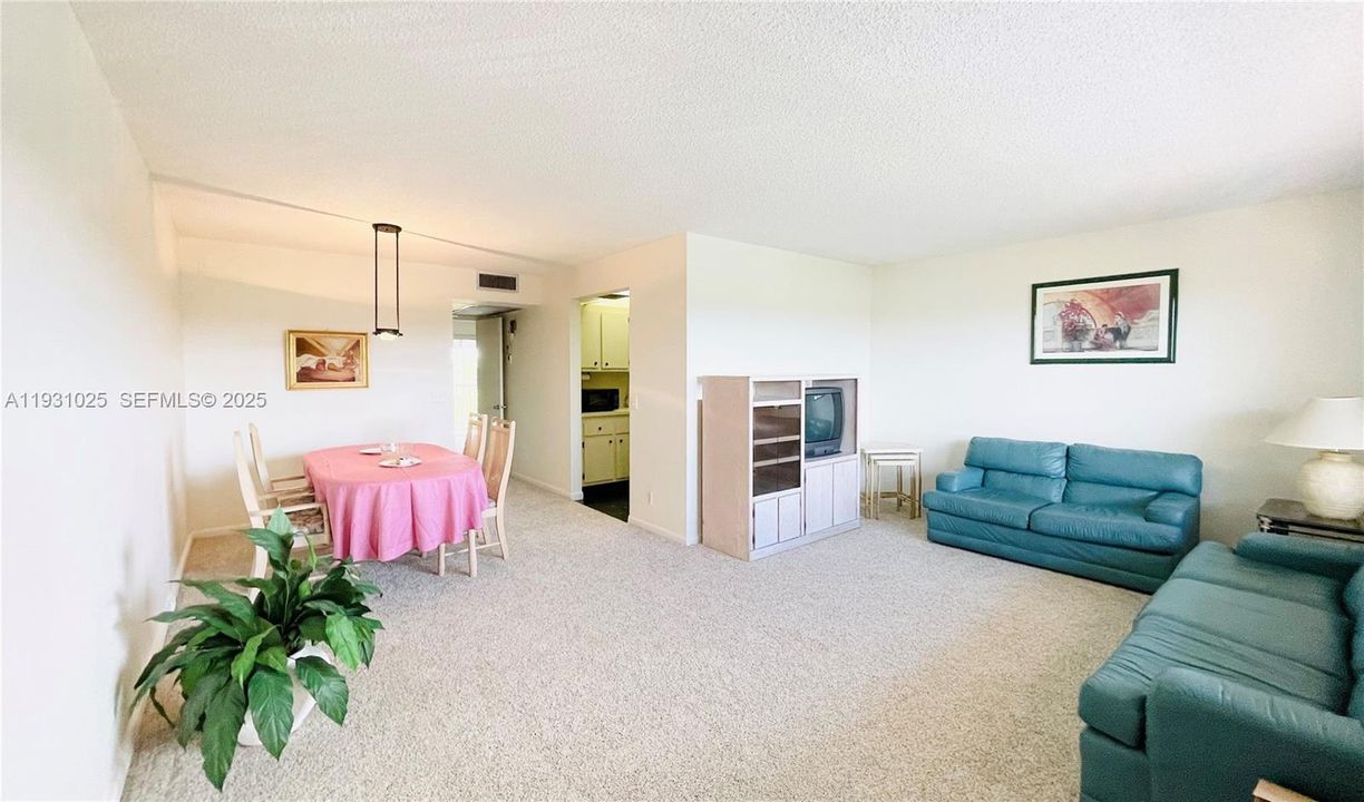 For Sale: $139,000 (1 beds, 1 baths, 811 Square Feet)