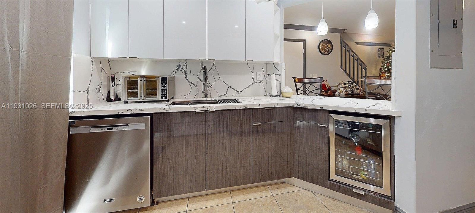 For Sale: $449,999 (2 beds, 2 baths, 1170 Square Feet)