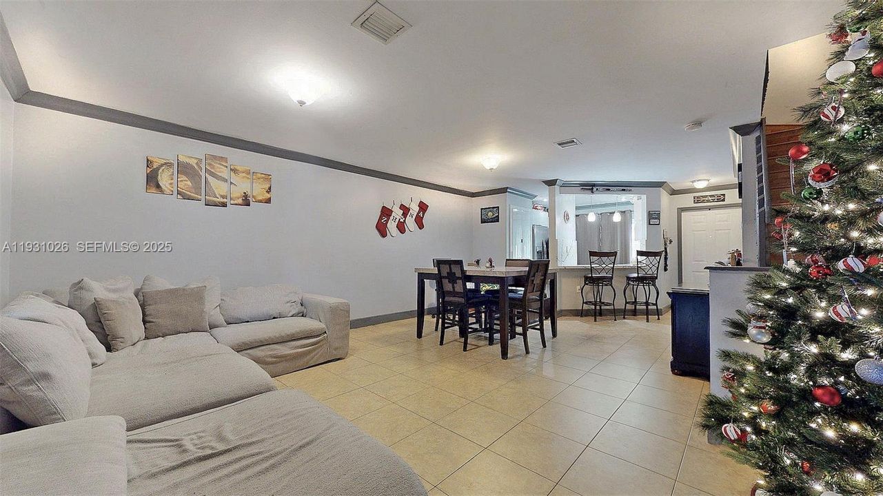 For Sale: $449,999 (2 beds, 2 baths, 1170 Square Feet)