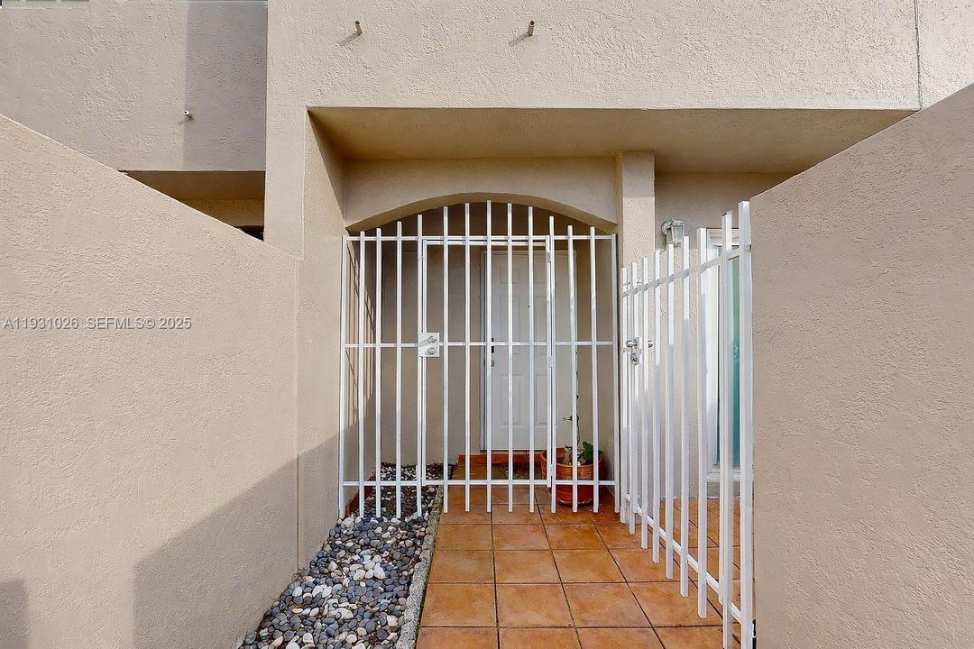 For Sale: $449,999 (2 beds, 2 baths, 1170 Square Feet)